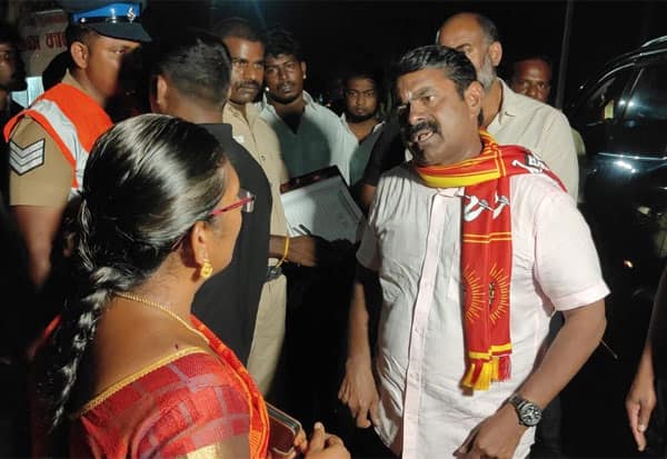 வாகன சோதனைக்கு எதிர்ப்பு:  பெண் அதிகாரியுடன் சீமான் வாக்குவாதம்