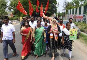  கட்சி துண்டு அணிந்து வேட்பு மனு தாக்கல்: சர்ச்சை ஏற்படுத்திய நா.த.க., வேட்பாளர்