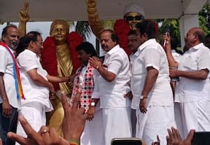  திட்டக்குடி அ.தி.மு.க., வேட்பாளர் முருகுமாறன் எம்.ஜி.ஆர்., ஜெ., சிலைகளுக்கு மாலை அணிவிப்பு 
