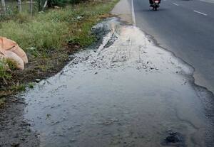  குழாய் உடைந்து ரோட்டில் கசியும் நீர்