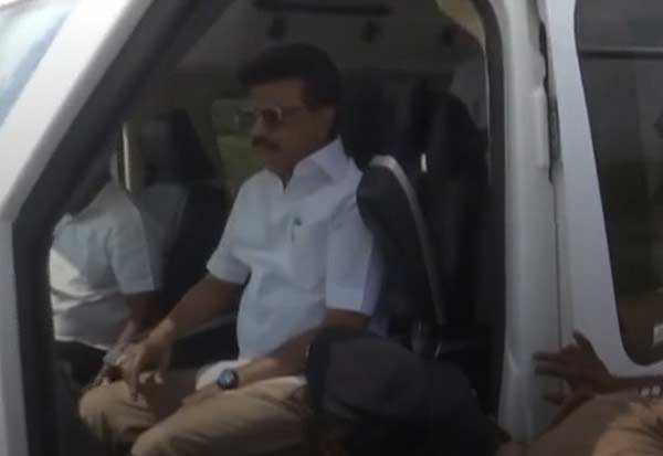 தஞ்சாவூர் அருகே முதல்வர் ஸ்டாலின் பிரசார வாகனத்தில் பறக்கும் படை சோதனை