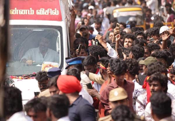 பிரசார விதிமீறல் புகார்; விஜய் மீது போலீஸ் வழக்கு