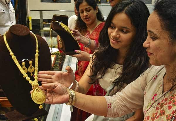  தங்கம் விலை ஒரே நாளில் சவரனுக்கு ரூ.3,040 அதிகரிப்பு; வெள்ளியும் கிலோவுக்கு 15 ஆயிரம் உயர்வு