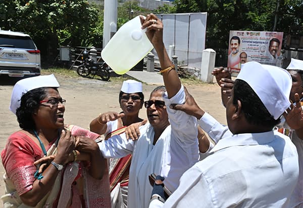 சத்தியமூர்த்தி பவனில் தீக்குளிக்க டீசல் கேனுடன் பெண் நிர்வாகி போராட்டம்