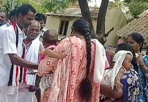  பிரசாரத்தில் 'தட்டுக்குத் துட்டு':  அ.தி.மு.க., நிர்வாகி மீது வழக்கு