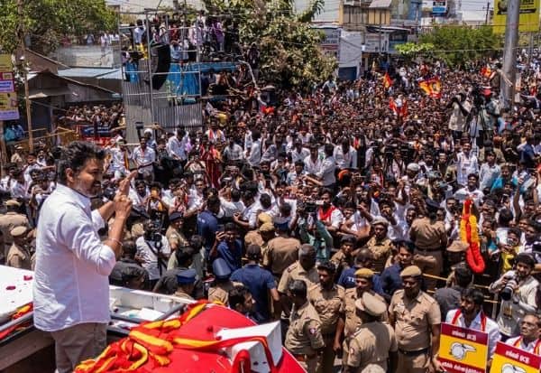 கூட்டு சூழ்ச்சியால் ‛ஜனநாயகன் இழுபறி: திருச்சியில் விஜய் கடும் தாக்கு