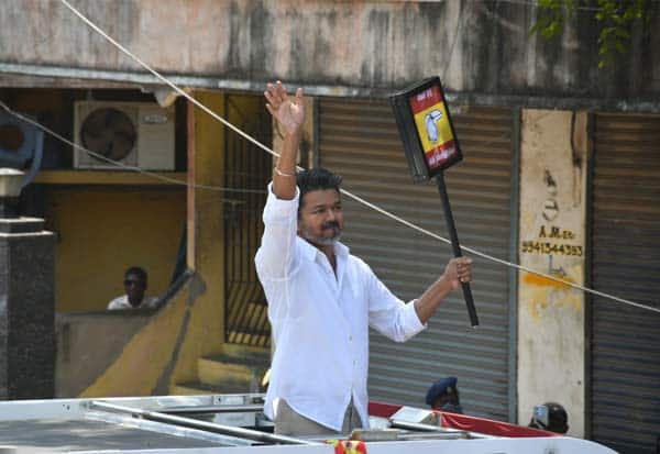 களத்தில் அடிக்கடி காணாமல் போகும் விஜய்: பிசுபிசுக்கும் பிரசார ஸ்டைல்!