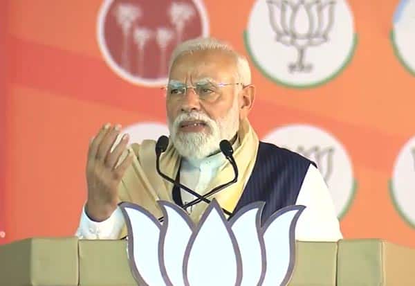 கேரள மக்களிடம் காங்கிரஸ் மன்னிப்பு கேட்க வேண்டும்; பிரதமர் மோடி