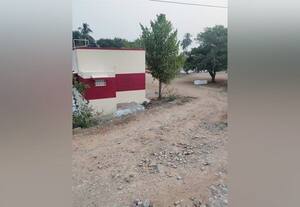  அங்கன்வாடி மையத்திற்கு சரிவான மண்சாலை