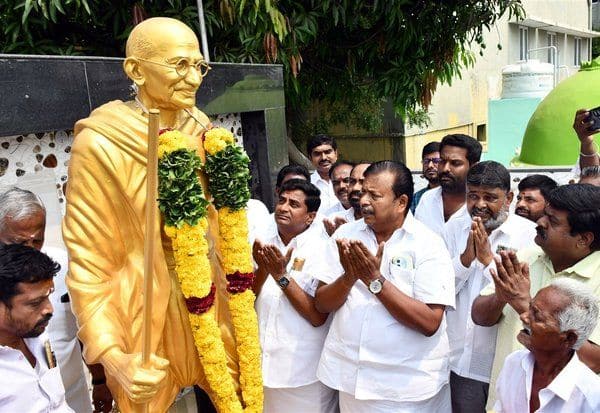  காங்., வேட்பாளரை மாற்ற காந்தி சிலையிடம் முறையீடு