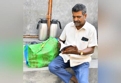   தேநீர் கோப்பையில் வழிகிறது கவிதை!