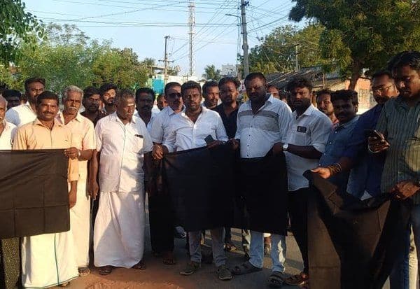  தி.மு.க.,வுக்கு ஓட்டுப்போட மாட்டோம்: மக்கள் கருப்பு கொடி கட்டி போராட்டம்