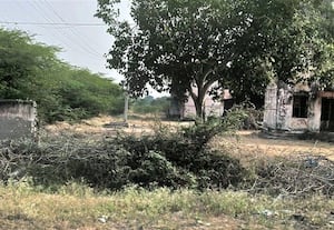  அரசு பள்ளி மாணவர் விடுதியில் சேதமடைந்துள்ள சுற்றுச்சுவர்