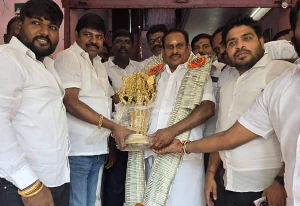  ரூபாய் நோட்டு மாலை; சர்ச்சையில் வேட்பாளர்கள்