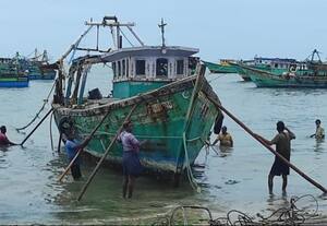  சூறாவளி: ராமேஸ்வரம் அருகே படகுகள் கரை ஒதுங்கின