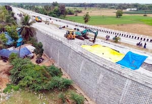  சிதம்பரம் அருகே உள் வாங்கியது விழுப்புரம் - நாகை தேசிய நெடுஞ்சாலை ; ஓட்டுனர்கள் அதிர்ச்சி; கொத்தட்டை சுங்கசாவடி வசூல் நிறுத்தம்   