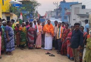  காலப்பட்டில்  காங்., வேட்பாளர் ஷாஜகான் ஓட்டுசேகரிப்பு