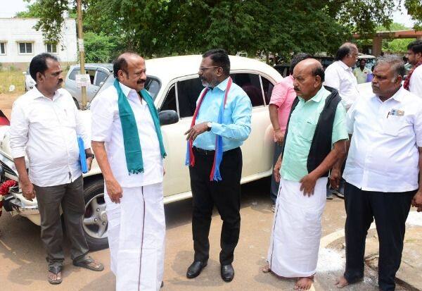  அமைச்சர் சென்டிமென்ட் பழைய காரில் வந்து வேட்பு மனு