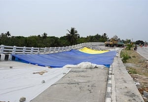  ஓராண்டிற்குள் ஓட்டை உடைசலான மேம்பாலம்