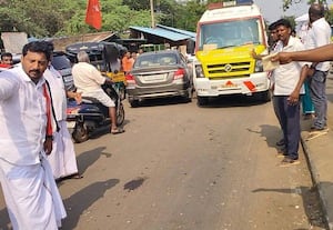  ஆம்புலன்ஸ் வாகனத்திற்கு வழி விட்ட கும்மிடி., அ.தி.மு.க., வேட்பாளர்