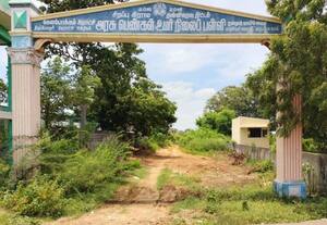 சொந்த கட்டடமின்றி பள்ளி மாணவியர்..﻿ தவிப்பு! . இடத்தை கல்வி துறைக்கு மாற்ற இழுபறி