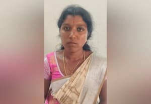  கருவின் பாலினம் கூறிய 2 பெண்கள் சிக்கினர்