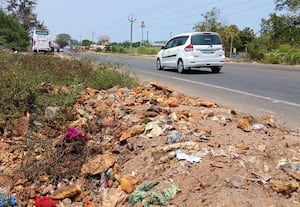  ராமேஸ்வரம் சாலை ஓரத்தில் தெர்மாகோல் கழிவு குவியல்
