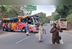 குமுளியில் புது பஸ் ஸ்டாண்ட் பயன்பாட்டிற்கு வந்தும் ﻿ பயனில்லை:  பஸ் ஸ்டாண்டிற்குள் செல்லாமல் ரோட்டில் நிறுத்தும் அவலம்