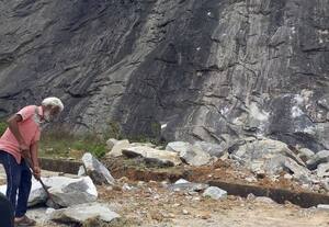  கொச்சி- -தனுஷ்கோடி நெடுஞ்சாலையில் பாறைகள் சரிந்து போக்குவரத்து பாதிப்பு
