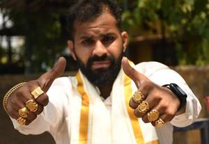 8 மோதிரம், பிரேஸ்லெட், செயின் பட்டு வேட்டியுடன் வந்த சுயேச்சை