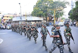  துணை ராணுவம், போலீசார் கொடி அணிவகுப்பு