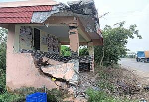  லாரி மோதி பயணியர் நிழற்குடை சேதம்: சீரமைக்க மதுராநல்லுார் மக்கள் வலியுறுத்தல்