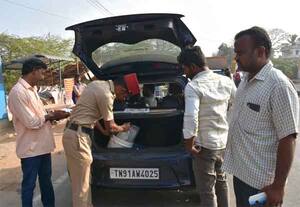 அரசியல் கட்சியினர்களிடம் அதிகரிக்கும் பணப்புழக்கம்; கண்காணிக்கும் பறக்கும் படை