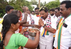 அ.தி.மு.க., வேட்பாளர் சுதாகருக்கு மலர் தூவி, ஆரத்தி எடுத்து வரவேற்பு