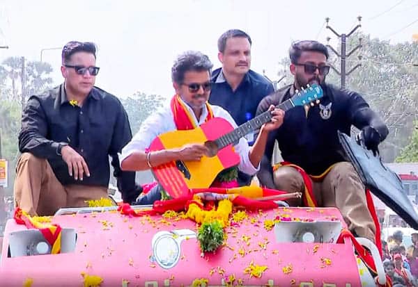 நெல்லை ரோடு ஷோவில் சுவாரஸ்யம்; ரசிகர் வழங்கிய கிடாரை இசைத்து குஷியான விஜய்