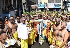  தீர்த்தம் எடுத்து வந்து பெண்கள் வழிபாடு