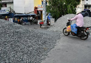  கட்டுமான பொருட்களால்  போக்குவரத்து பாதிப்பு