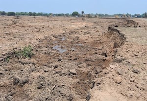 மணப்பாக்கம் ஏரியில் தொடரும் மண் திருட்டுகபளீகரம்:  'ஜால்ரா' போடும் அனைத்து துறை அதிகாரிகள்