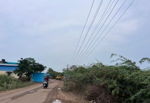  தாழ்வாக செல்லும் மின் கம்பியால் காரணித்தாங்கலில் விபத்து அபாயம்