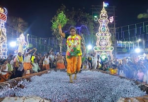  தளவாய்புரத்தில் 8 கோயில்களில் பூக்குழி --விடிய விடிய பக்தர்கள் நேர்த்திக்கடன்