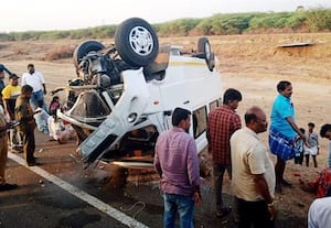  டூரிஸ்ட் வாகனம் கவிழ்ந்து விபத்து மதுரையை சேர்ந்த 16 பேர் காயம் மற்றொரு விபத்தில் பெண் பலி; காயம் 4