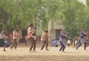 சினிமா பாடலுக்கு அரசுப் பள்ளியில் நடனமாடி வீடியோ எடுத்த இளைஞர்கள்: அனுமதி கொடுத்தது யார்?