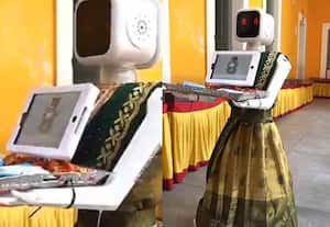 புதுச்சேரியில் வாக்காளர்களை கவர்ந்த ரோபோ 'நிலா'; ரோஜா பூ கொடுத்து வரவேற்று அசத்தல்