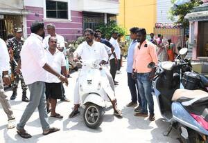  சட்டசபை தேர்தல்: பைக்கில் வந்த ஓட்டுபோட்ட வேட்பாளர்கள் 