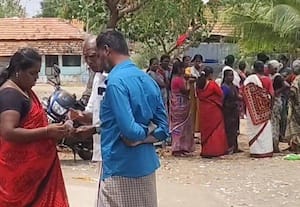  ராஜகண்ணப்பனிடம் பெண்கள் கேள்வி:பணம் கொடுக்கும் வீடியோ பரவல்