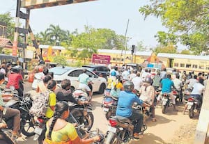 காரைக்குடியில் நிறைவேற்றப்படாத திட்டங்கள்     குமுறல் மேம்பாலம் இல்லாததால் தினமும் மக்கள் அவதி