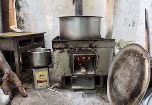  வணிக சிலிண்டர் தட்டுப்பாட்டால் கரி, விறகு விலை அதிகரிப்பு