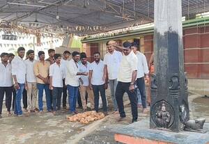  108 தேங்காய் உடைத்து ஓட்டு சேகரித்த ஹிந்து முன்னணியினர்