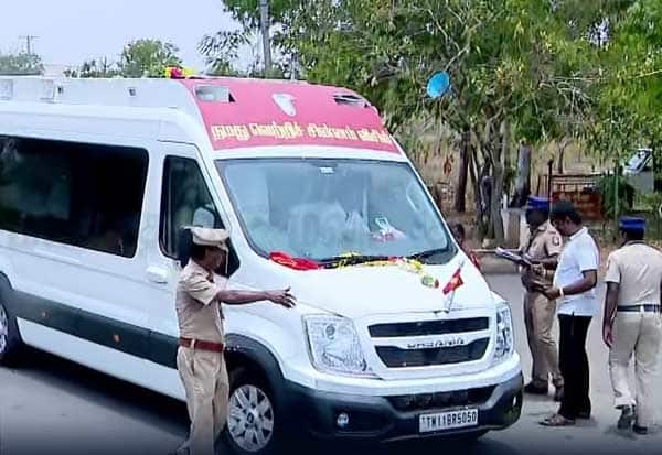  தவெக தலைவர் விஜய் பிரசார வாகனத்தில் பறக்கும் படையினர் திடீர் சோதனை