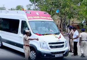 தவெக தலைவர் விஜய் பிரசார வாகனத்தில் பறக்கும் படையினர் திடீர் சோதனை